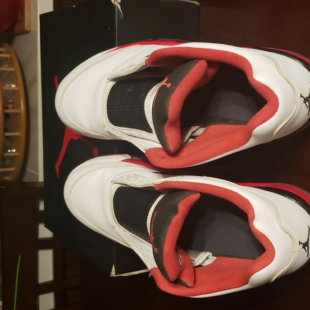 Black and red and white Nike Air Jordan - Picture 4 of 5